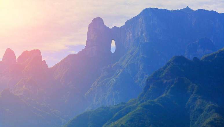 O buraco na montanha &eacute; chamado de 'Porta do C&eacute;u'