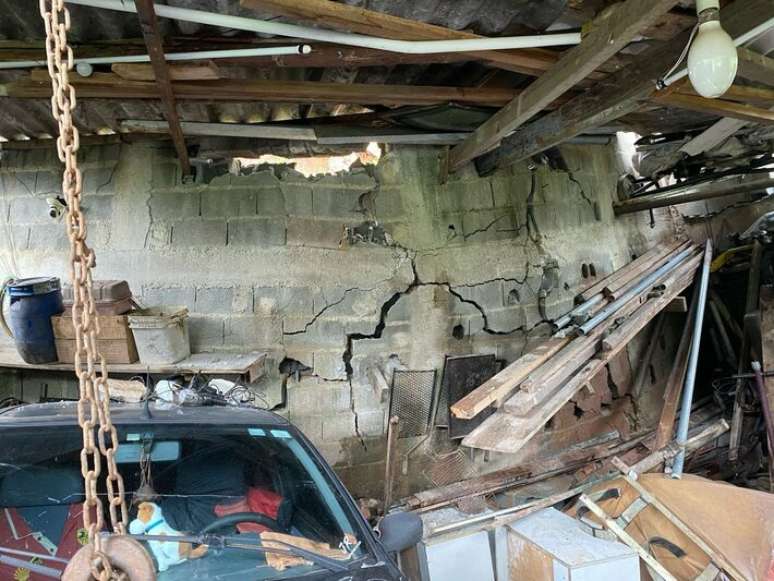 Em Santo Andr&eacute;, os temporais de mais de 100 mm provocaram um deslizamento de terra que colapsou o muro de uma garagem.