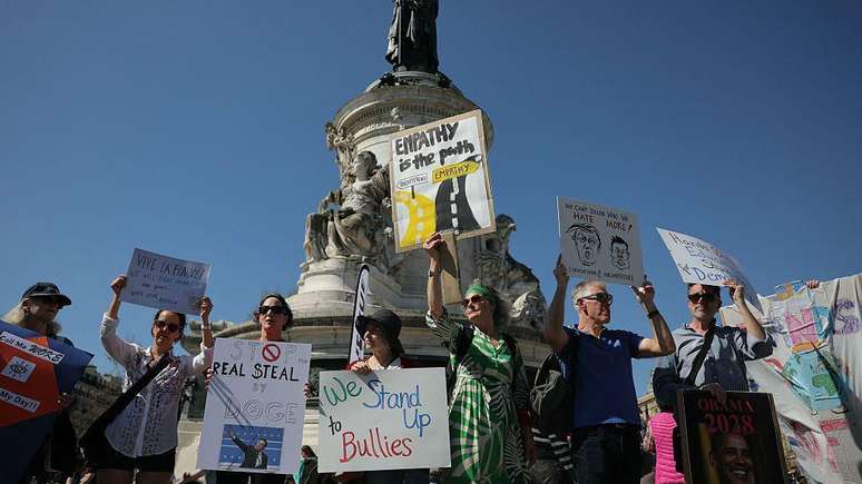 Manifestantes tamb&eacute;m foram &agrave;s ruas de Paris protestar contra Trump
