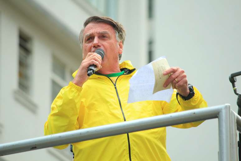 Bolsonaro lê seu discurso na Paulista