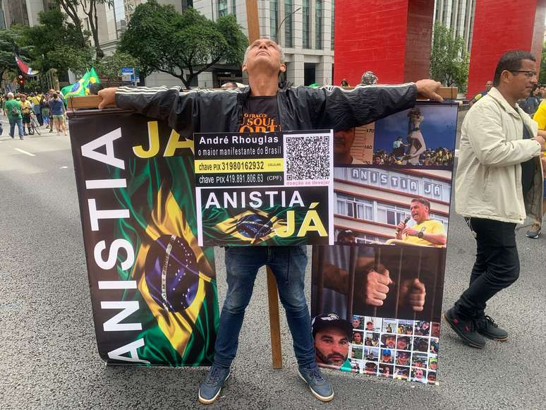 Homem viaja de MG a SP para manifestação pró-anistia e se apoia em cruz (06.04.2025)