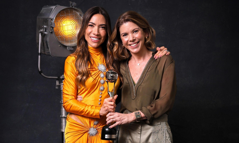 Daniela (dir.) ao lado da irmã Patrícia