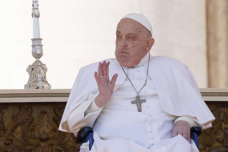 The Pope makes a surprise apparition in the mass of the Jubilee in the Vatican