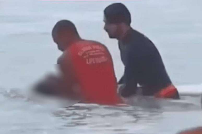 Surfista foi encontrado por outros praticantes da modalidade, que acionaram guarda-vidas