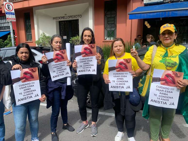 Mulheres posam com batom vermelho em alusão à cabeleireira condenada por pichar estátua em frente ao STF