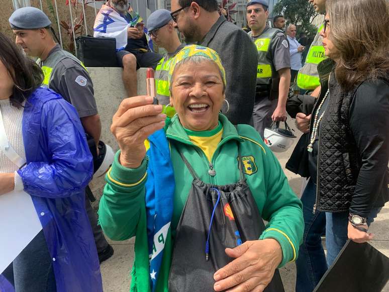 Neuza de Almeida, de 73 anos, foi sozinha de Sorocaba para São Paulo para participar do ato pró-Bolsonaro