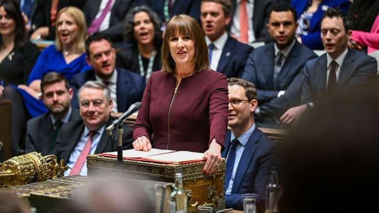 A ministra das Finan&ccedil;as, Rachel Reeves, anunciou recentemente uma redu&ccedil;&atilde;o no or&ccedil;amento para benef&iacute;cios de assist&ecirc;ncia social