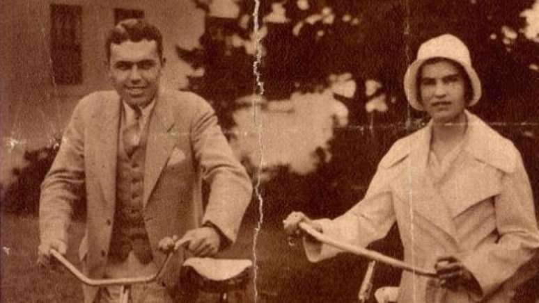 Elizabeth e seu marido aproveitam a lua de mel nas Bermudas; ela nunca falou publicamente de sua doen&ccedil;a durante a vida adulta