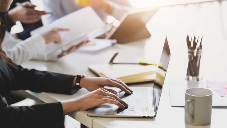 Consultora esotérica da iQuilibrio explica como mudar a perspectiva da sua vida no trabalho por meio da prática do Feng Shui
