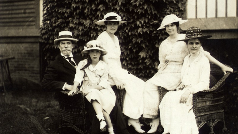 A fam&iacute;lia Hughes, em 1916. Elizabeth est&aacute; sentada no colo do pai, Charles Evans. Ela seria diagnosticada com diabetes tr&ecirc;s anos depois, em 1919