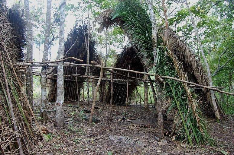 Moradias temporárias que os Massaco constroem com folhas de palmeira de babaçu