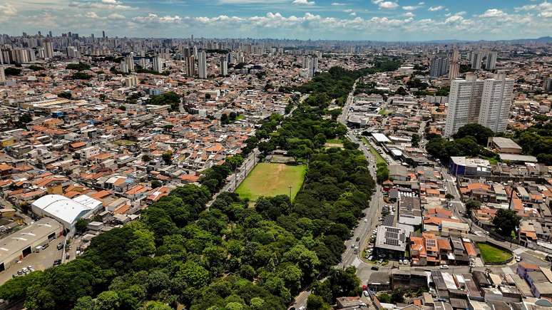 Al&eacute;m das &aacute;rvores, o Tiquatira tem pista de caminhada, campos de futebol, anfiteatro, pista de skate e aparelhos de gin&aacute;stica