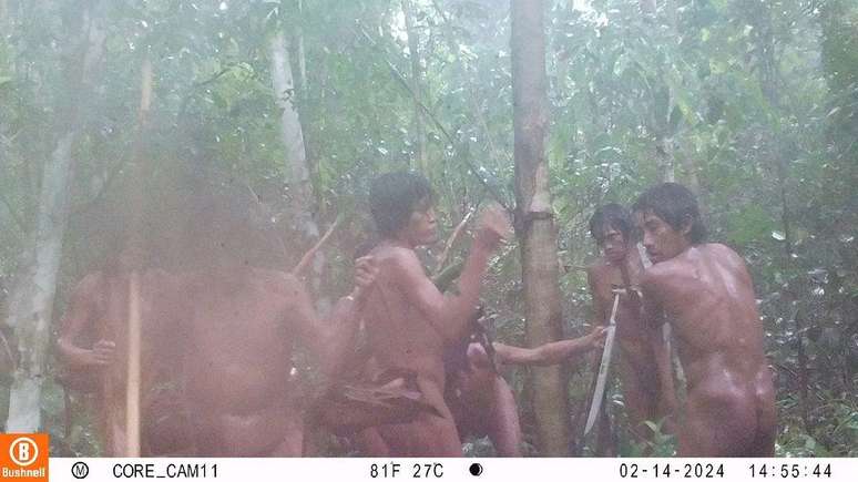 Nesta imagem, também de 2024, você pode ver um facão que membros da Funai deixaram para a comunidade