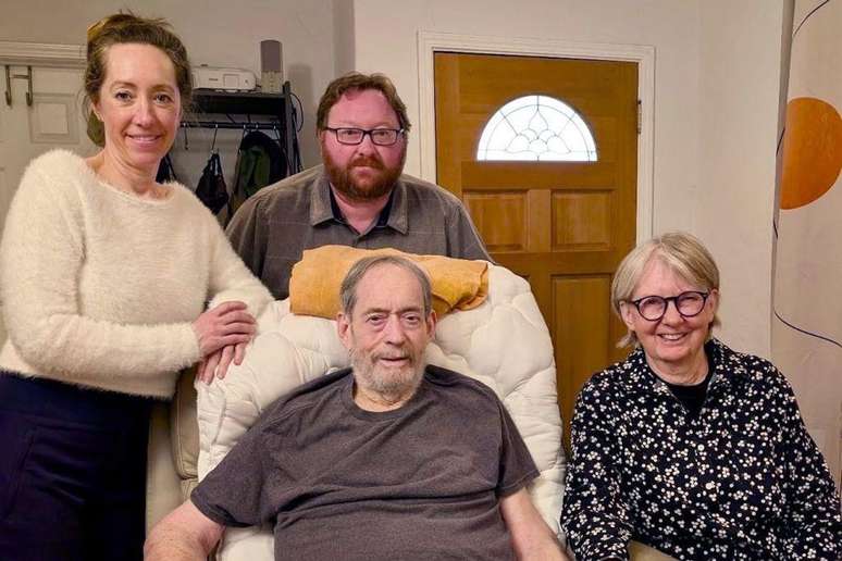 Última foto de Wayne Hawkins no dia de sua morte, com sua esposa Stella (direita) e os filhos Emily e Ashley (esquerda).