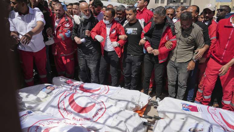 Colegas participam dos funerais dos oito socorristas do Crescente Vermelho Palestino encontrados mortos em uma vala comum em Raffah. 31 de março de 2025