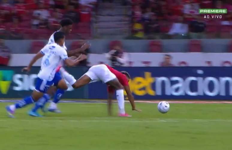 Wesley  cai na área. Juiz e VAR consideram falta e expulsam Jonathan Jesus (encoberto por Kaiki).