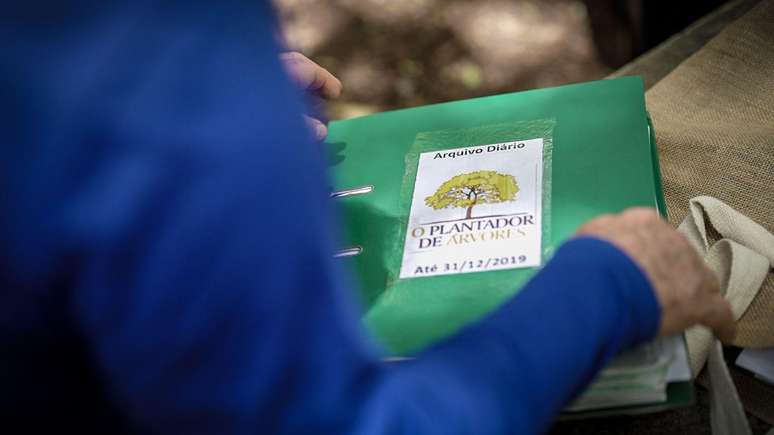 Silva mant&eacute;m di&aacute;rios e fich&aacute;rios com os registros de todas as &aacute;rvores que plantou no Tiquatira