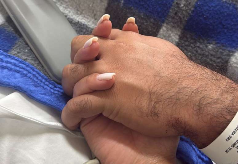 Influenciadora Poliana Ribeiro relatou momento que o marido, Vinícius Dias, foi baleado em uma tentativa de assalto no Rio de Janeiro