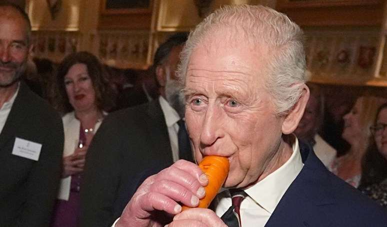 Com câncer, Rei Charles III segue dieta semi-vegetariana: monarca não almoça, toma chá com mel e tem receita com espinafre como favorita.