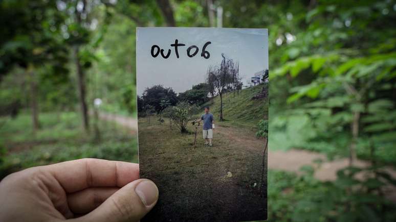 Em foto de outubro de 2006, Silva aparece segurando uma muda de &aacute;rvore rec&eacute;m-plantada