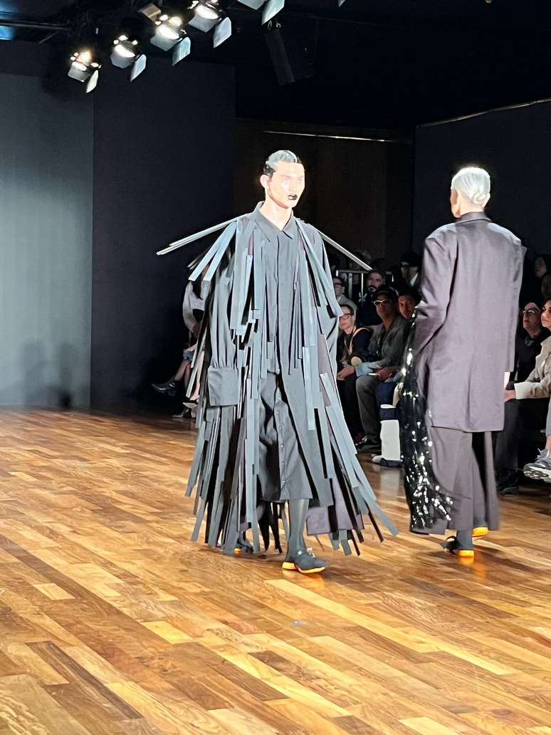 Look de mandeira no SPFW 