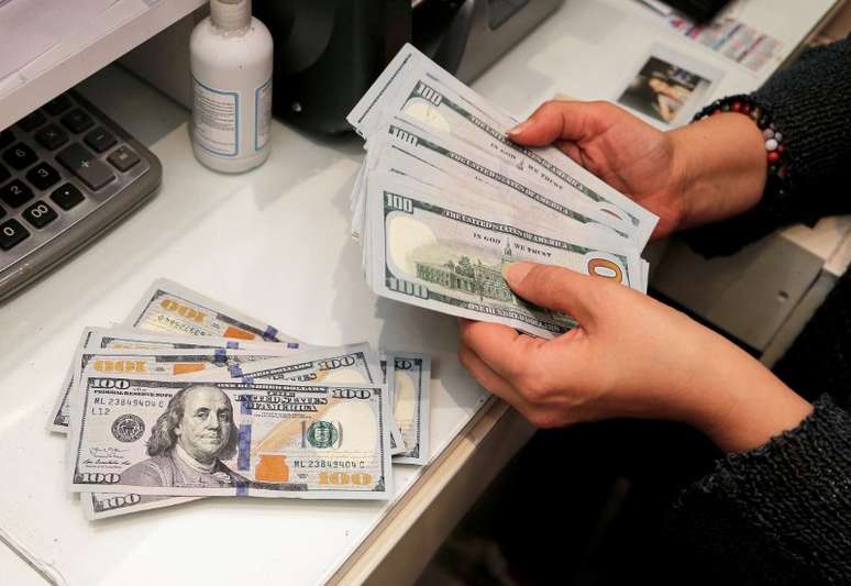 Notas de dólar
12/10/2021. REUTERS/Cagla Gurdogan/File Photo