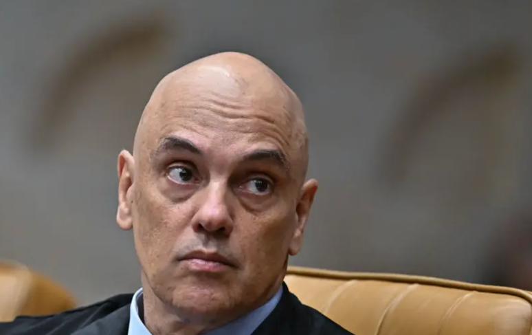 Jair Bolsonaro acusa o ministro do STF, Alexandre de Moraes, de perseguição. Moraes é relator do processo por tentativa de golpe que tramita na Corte contra o ex-presidente