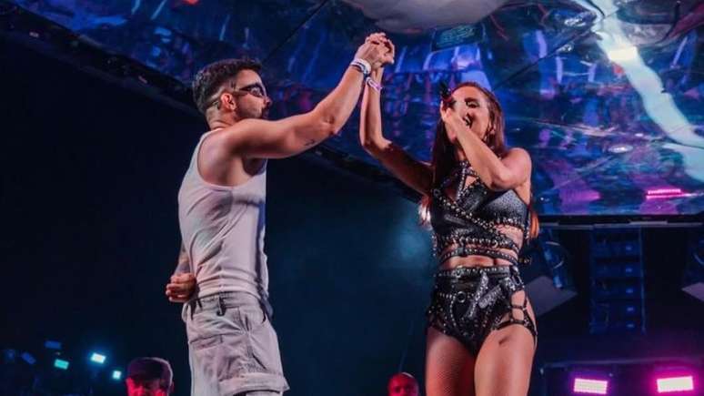 Hitmaker comenta sobre parceria com Anitta ao longo dos anos; artista revela como se conheceram e a amizade dos dois