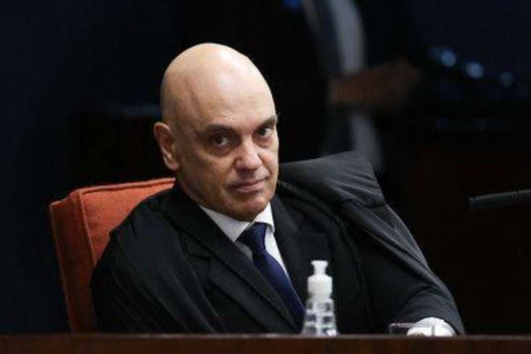 Alexandre de Moraes é o relator do processo por tentativa de golpe que tramita contra Bolsonaro no STF. Para Fernando Limongi, apesar do suposto envolvimento do ex-presidente no caso, haveria um desequilíbrio entre os poderes da República