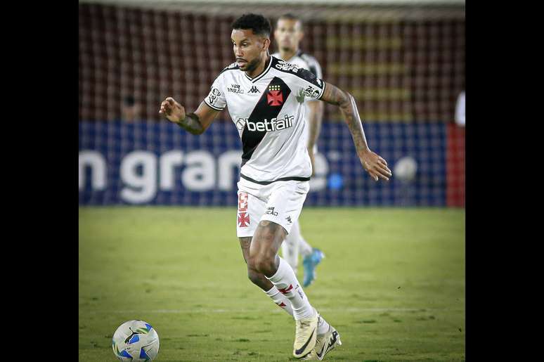 Jair vem de tr&ecirc;s partidas seguidas no Vasco e ganha descanso &ndash;