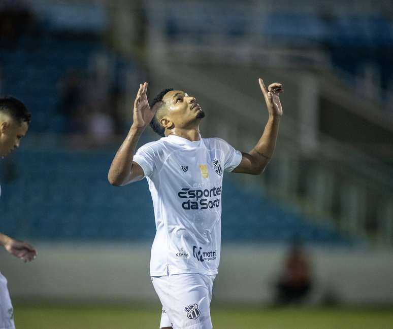 Fernandinho comemora gol pelo Ceará. 