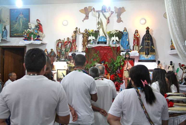 A Umbanda é uma religião brasileira que combina elementos do catolicismo, do espiritismo e das religiões afro-brasileiras.