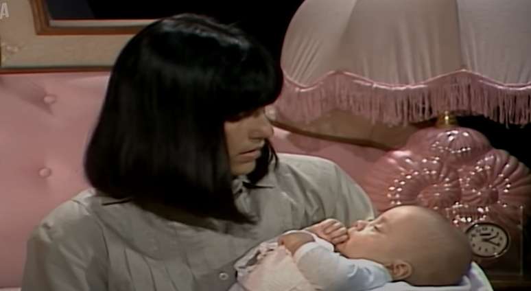Maria de Fátima (Gloria Pires) com o bebê: vilã vende o filho após perder a vida de luxo no clã Roitman