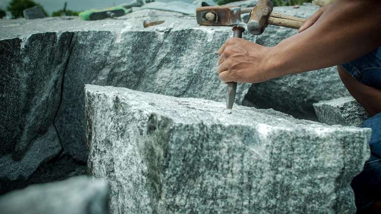 Pedras s&atilde;o quebradas de forma manual, sem equipamentos de prote&ccedil;&atilde;o