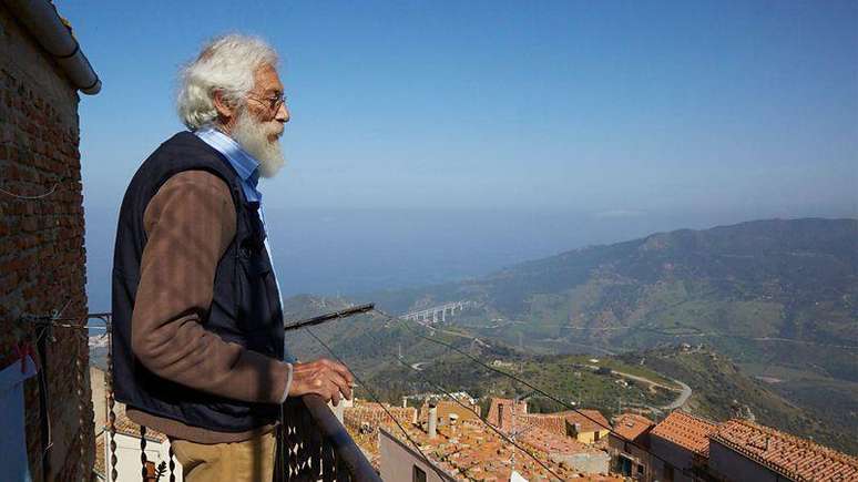 Giulio Gelardi assumiu para si a miss&atilde;o de fazer reviver a pr&aacute;tica milenar de colheita do man&aacute; na sua cidade natal de Pollina.