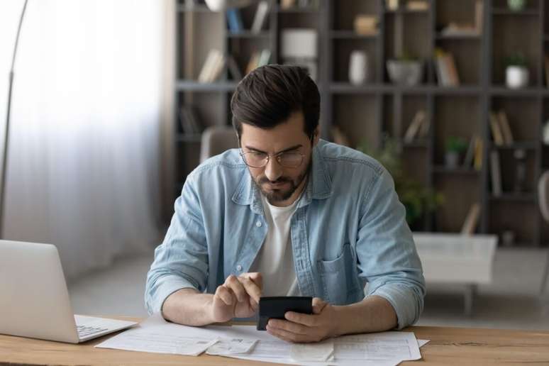 O excesso de apostas pode comprometer a renda familiar e o pagamento das contas essenciais 