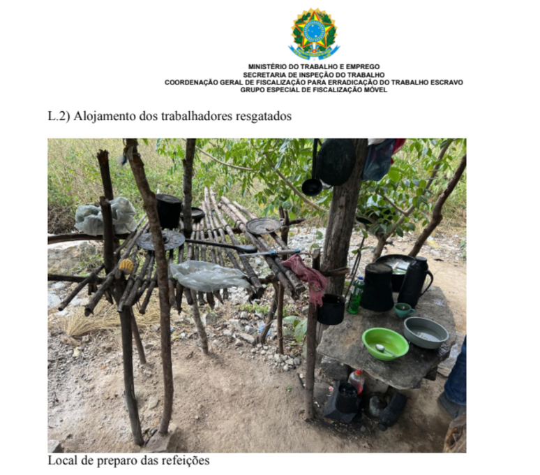 Relat&oacute;rio de fiscaliza&ccedil;&atilde;o apontou que trabalhadores improvisavam um fogareiro com pedras para preparar as refei&ccedil;&otilde;es, que eram cozinhadas ao relento, sem estrutura adequada. A &aacute;rea ao redor do barraco tamb&eacute;m servia para armazenar alimentos e materiais diversos, incluindo uma forjaria de ferramentas improvisada.