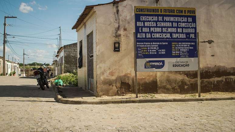 Obra na rua Nossa Senhora da Concei&ccedil;&atilde;o, em Tapero&aacute;, que &eacute; citada no relat&oacute;rio que multou pedreira e identificou a H&G Construtora como compradora das pedras