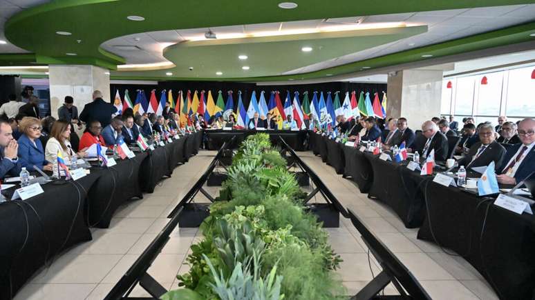 O Ministro das Relações Exteriores de Honduras, Eduardo Enrique Reina (C), preside a Reunião Ministerial da Comunidade de Estados Latino-Americanos e Caribenhos (CELAC), no Banco Central de Honduras (BCH) em Tegucigalpa, em 8 de abril de 2025, na véspera da IX Cúpula da CELAC.
