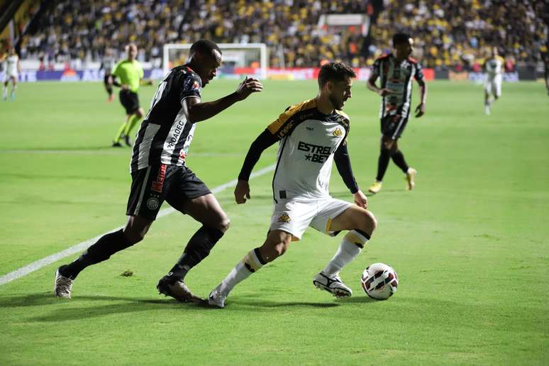 Fillipe Matheus em atuação pelo Criciúma. 