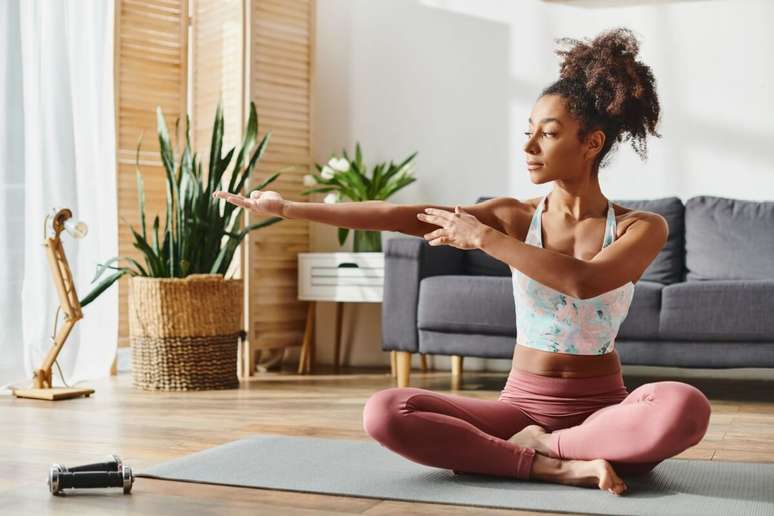 Na fase menstrual o ideal &eacute; praticar exerc&iacute;cios leves como yoga 