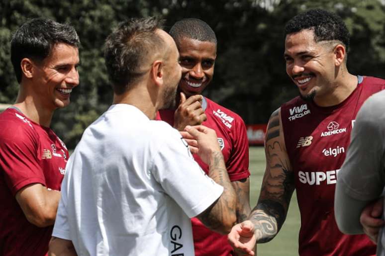 Rafinha conversa com ex-companheiros de S&atilde;o Paulo no treino desta quarta-feira &ndash; Erico Leonan / S&atilde;o Paulo FC