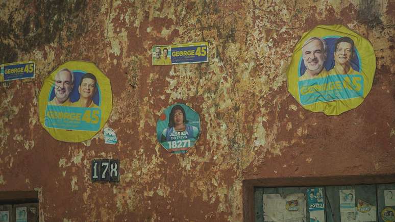 Adesivos da campanha de George Farias, reeleito prefeito em 2024, ainda s&atilde;o vistos em casas de Tapero&aacute;, na Para&iacute;ba; a foto foi feita em mar&ccedil;o de 2025