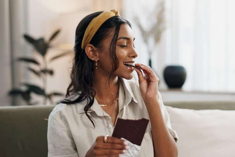 The dark chocolate has several beneficial properties for the body, but should be consumed in moderation The dark chocolate has several beneficial properties for the body, but should be consumed in moderation