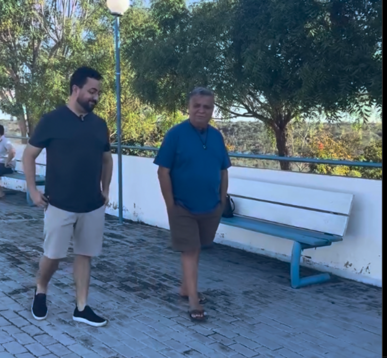 Eduardo Filho, empres&aacute;rio (&agrave; esquerda), ao lado do pai, Eduardo Alves Carvalho, o Seu Dua, que &eacute; prefeito de Regenera&ccedil;&atilde;o, no Piau&iacute;