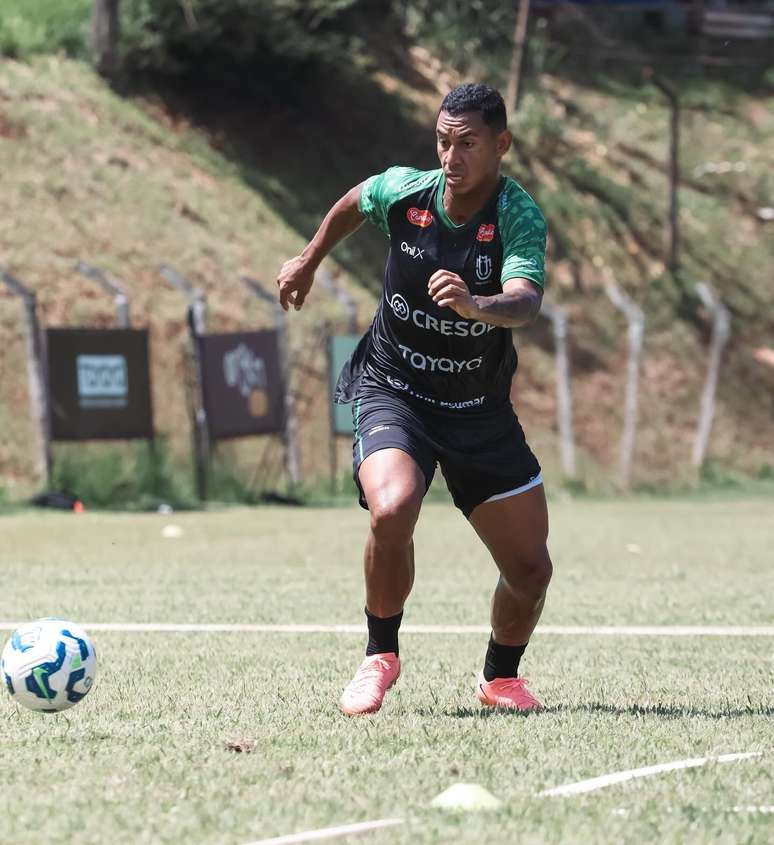Rodrigo em treino pelo Maringá. 
