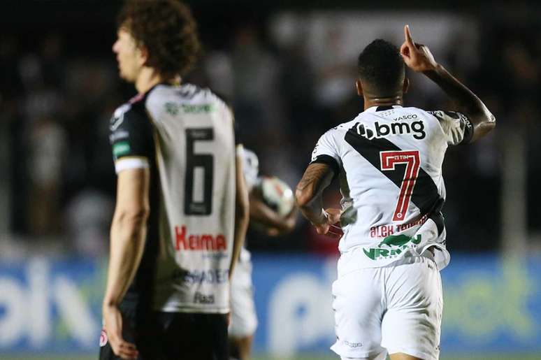 Alex Teixeira (dir.) salvou a p&aacute;tria do Vasco na &uacute;ltima visita a Ponta Grossa (PR) &ndash;