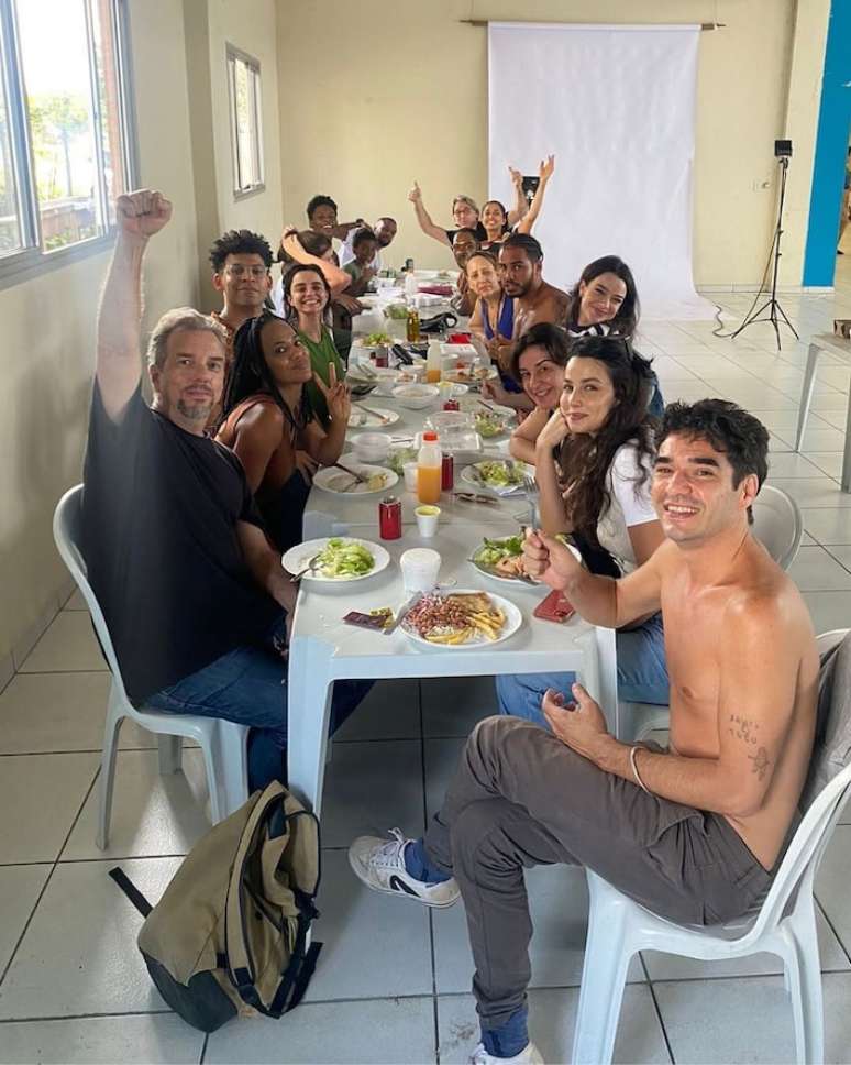 Camila Pitanga mostra equipe durante a prepara&ccedil;&atilde;o de 'Beleza Fatal'