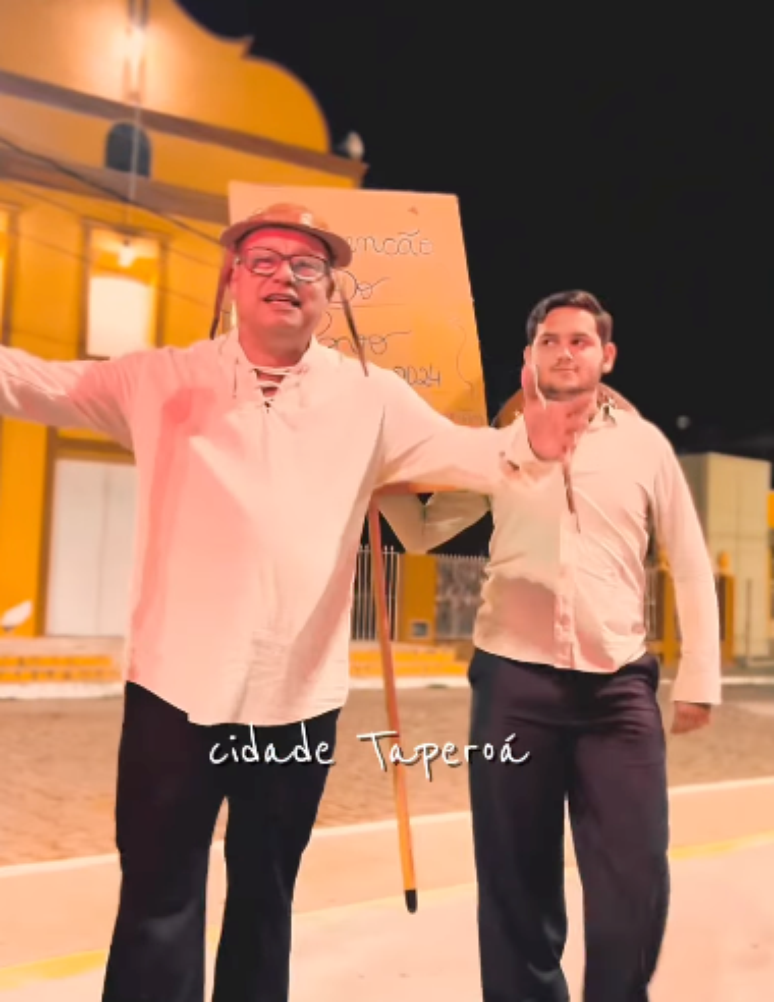 O ex-prefeito Jurandi Gouveia (&agrave; esquerda) interpreta um personagem de O Auto da Compadecida em um v&iacute;deo divulgado nas redes sociais
