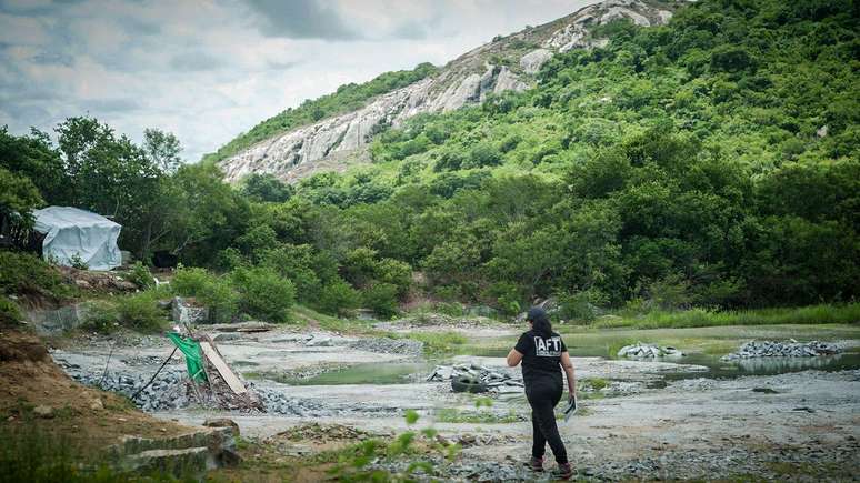 Trabalhadores em pedreiras montam barracos improvisados para descansar, comer e at&eacute; passar a noite